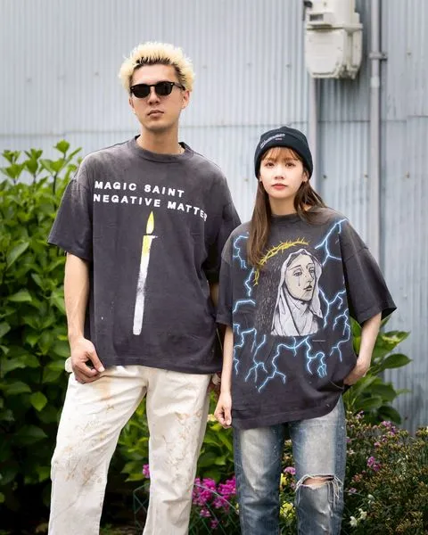 SAINT Mxxxxxx CANDLE SS TEE/BLK Slogan candle distressed TEE Little angel short sleeves on the back Washed in black S-XL Same as the original version Cylindrical side seam OE yarn fabric Garment dyeing Fade in heavy washes Fade with horse plaster on the bust Correct version matching Original version accessories Original level printing restoration